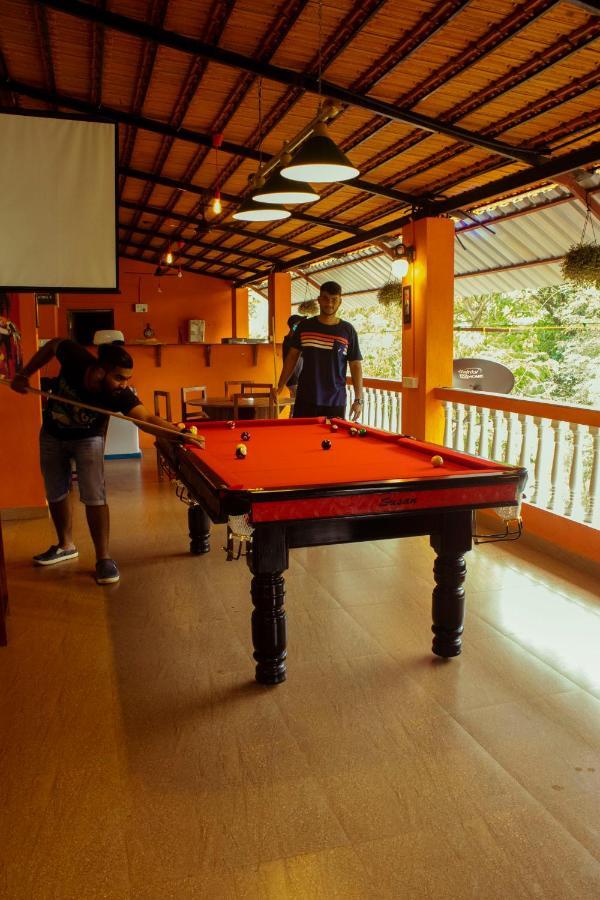 Bonds Hostel Candolim Eksteriør billede
