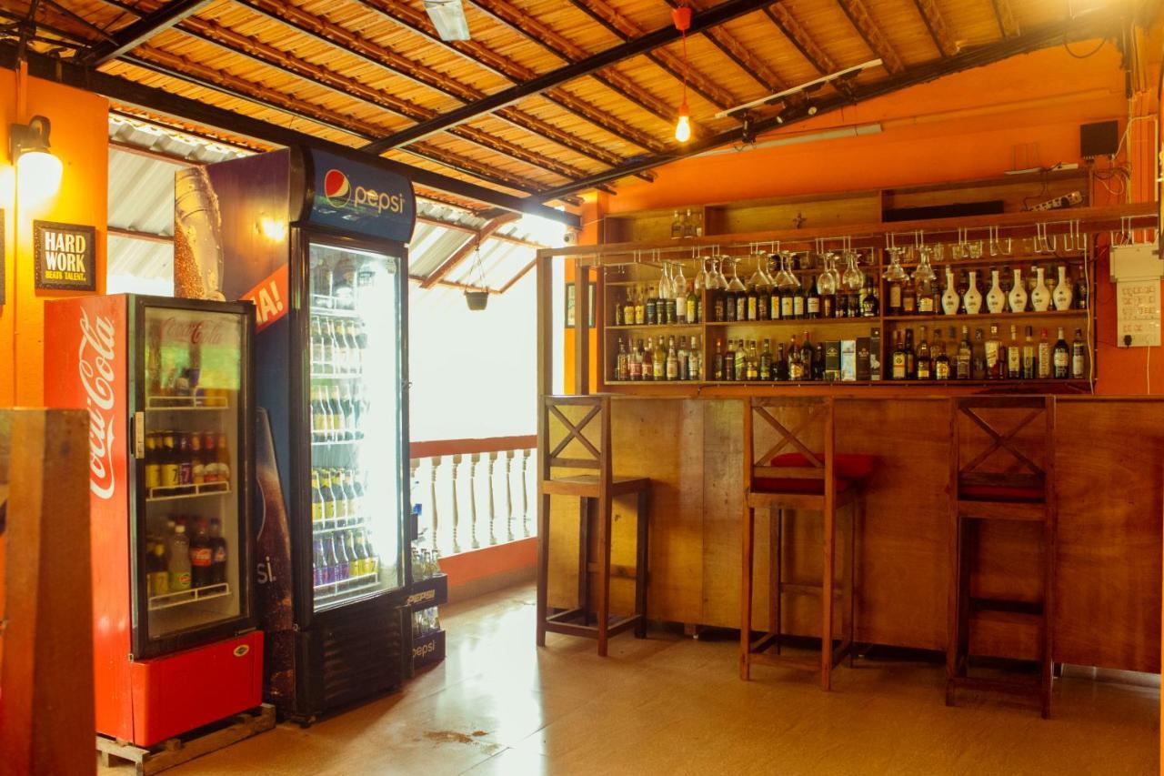 Bonds Hostel Candolim Eksteriør billede